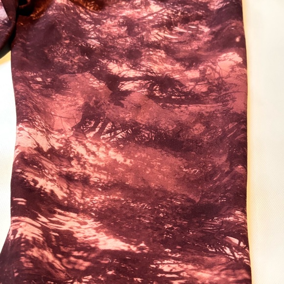 Harmony And Balance Leggings Size L Cropped Maroon Red Print Of Mysterious Woods - Picture 6 of 8